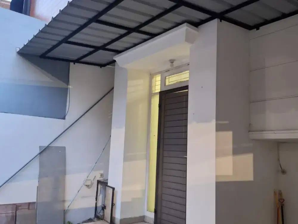 Hadap Timur & Depan Taman! Rumah Rapi di Komplek Gilimanuk Daan Mogot Jakarta Barat, 4 KT