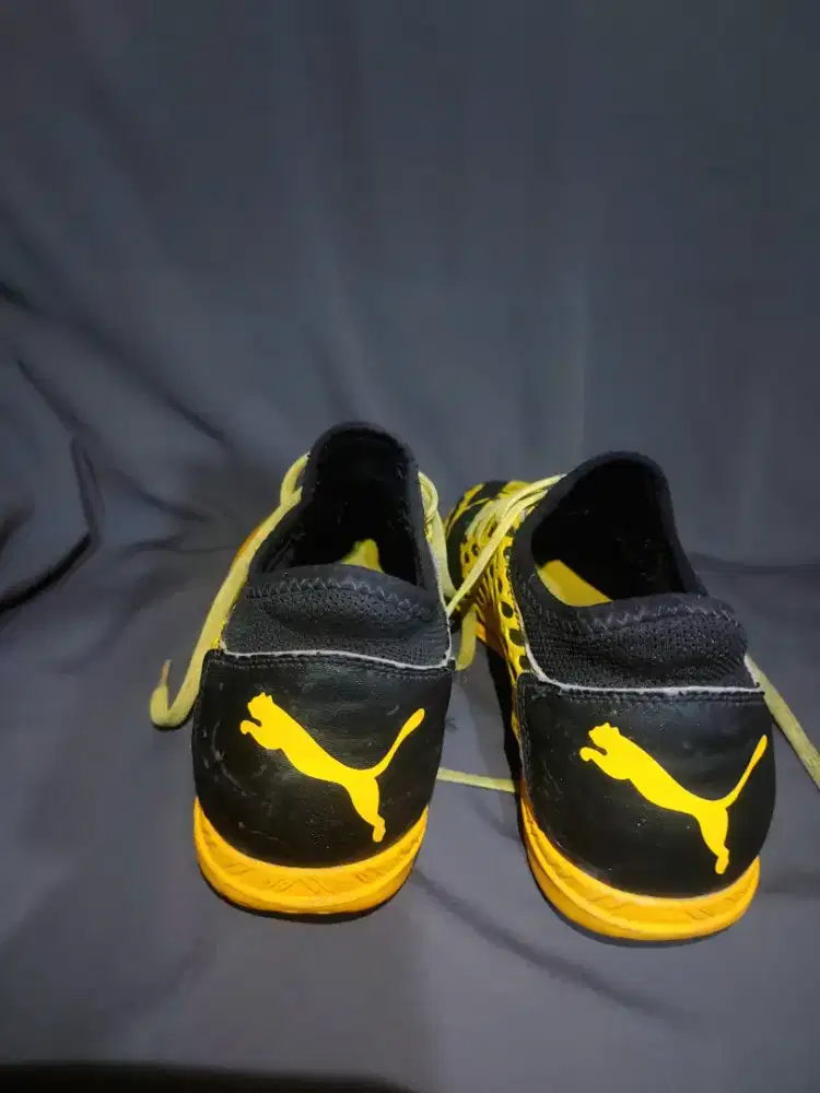 Sepatu futsal puma