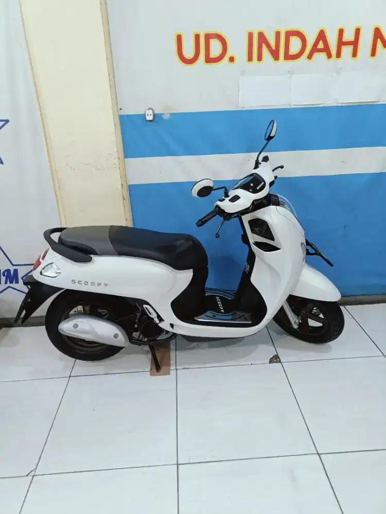 Plat W HONDA SCOOPY ESP STYLISH PRESTIGE KEYLLES REMOT 2025 KM 5000