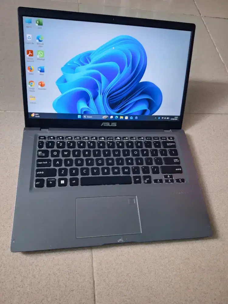Bismillah di jual laptop asus vivobook slim core i3 siap pakai