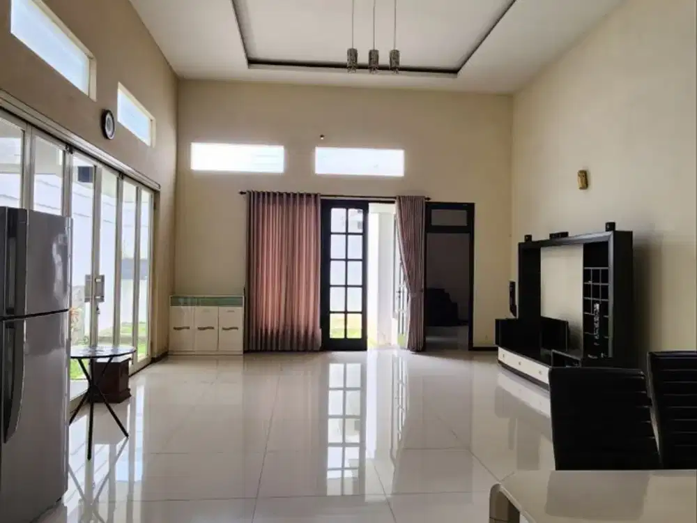 DIJUAL Rumah Mewah 2Lt Ada Halaman Belakang Siap Huni Keamanan 24 Jam Lingkungan Nyaman Dekat RS Persada dan Pusat Kota di Araya Golf