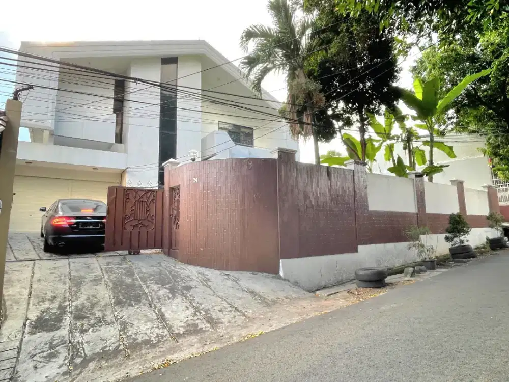Disewa rumah 2 lantai fasilitas swimming Pool kemang jakarta selatan
