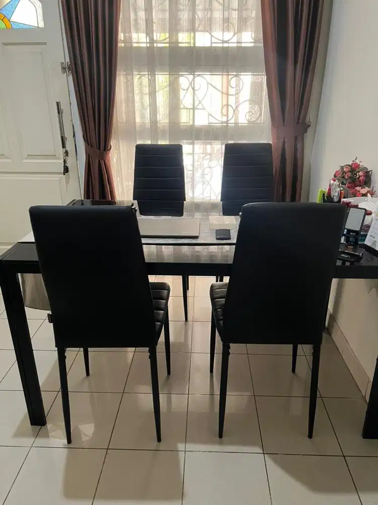 Set meja makan marven informa 4 kursi Hitam