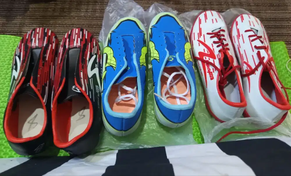 Sepatu putsal dan sepatu bola