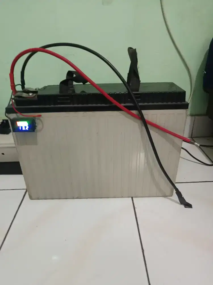 Aki atau baterai 12 V 100 AH  merk Leoch