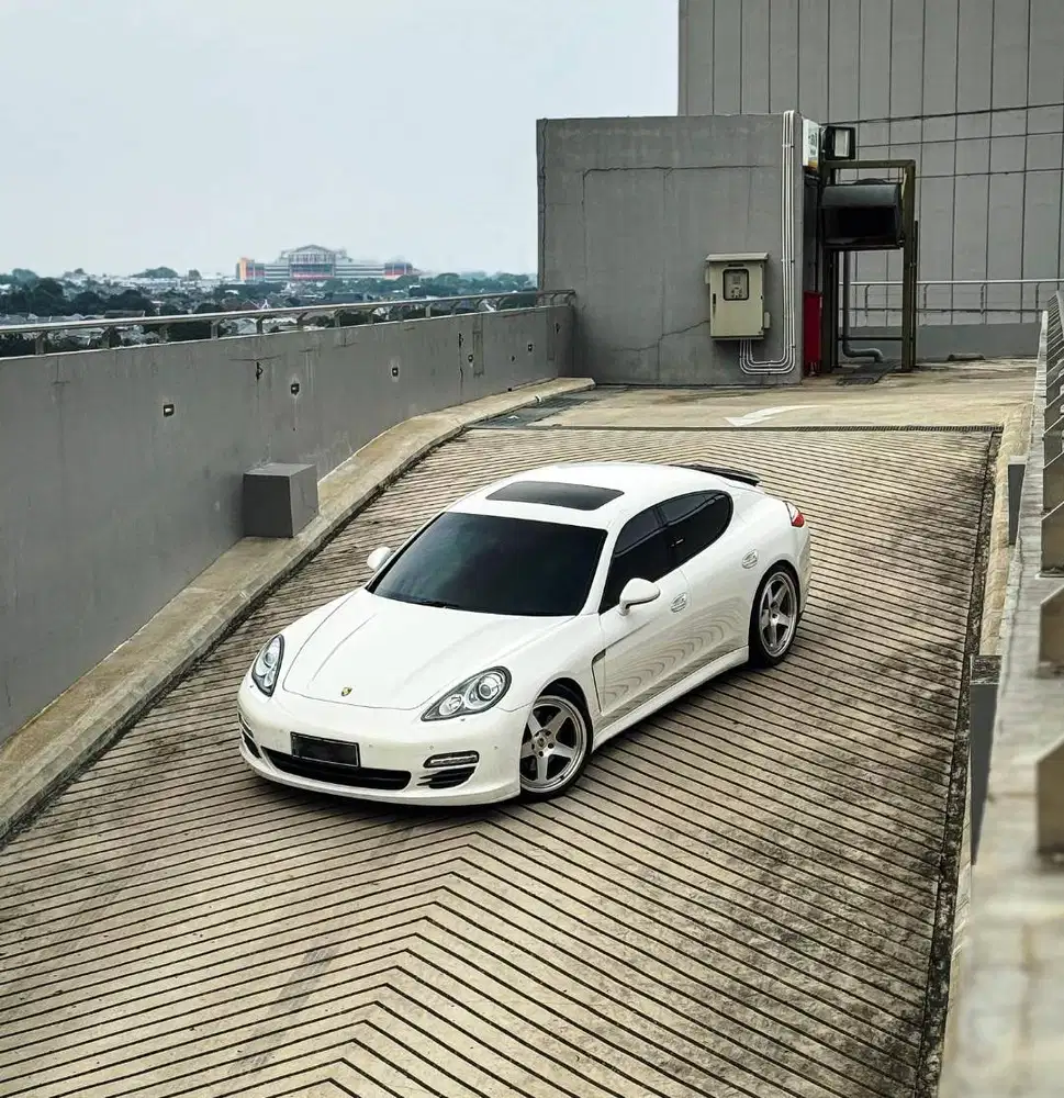 Porsche Panamera Nik 2011 pemakaian 2012
