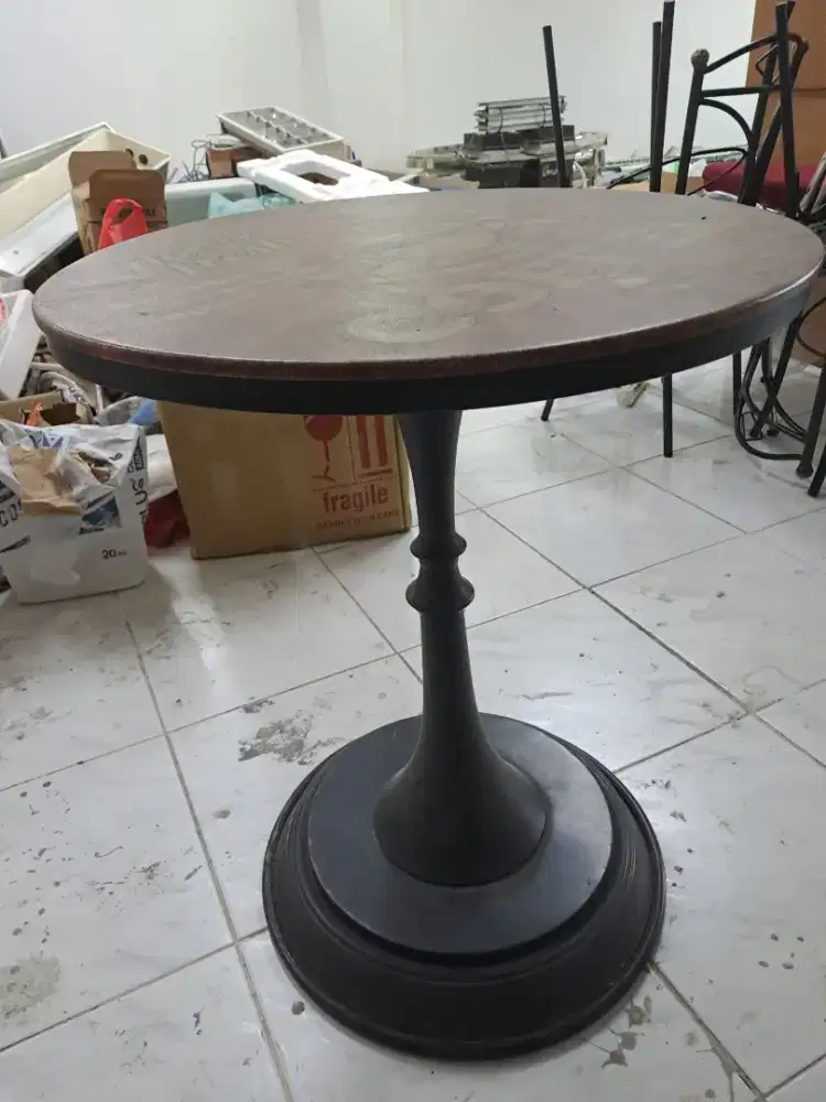 Meja teras kafe bundar diameter 60 cm
