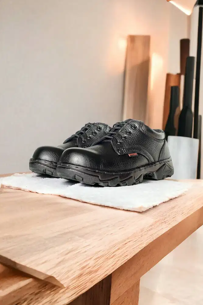 Toko Sepatu safety kuat dan awet Kebomas