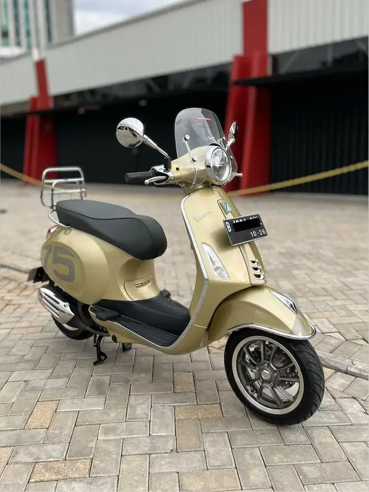 Vespa Primavera 75th anniv 2021