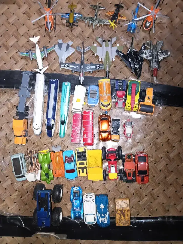 Mainan anak kereta thomas,mobil dan pesawat.