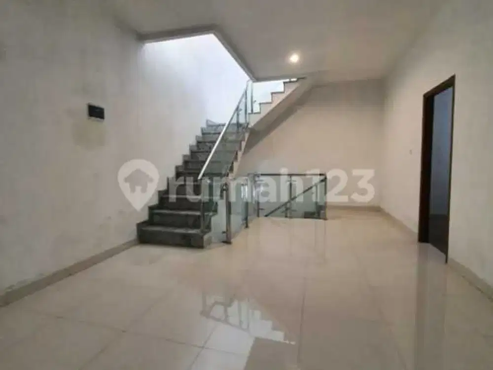 Dijual Rumah Taman Palem 5kt , 3lantai , Rapi Siap Huni