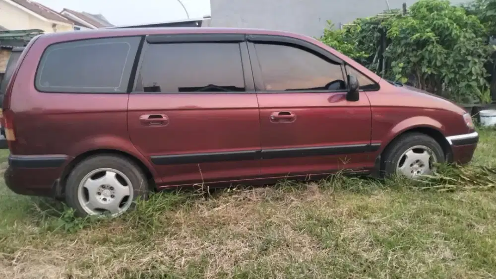 Hyundai trajet tahun 2000