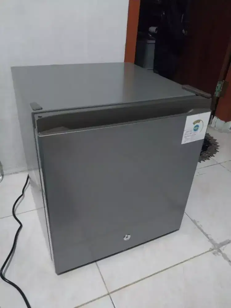 Kulkas mini bar portabel HISENSE