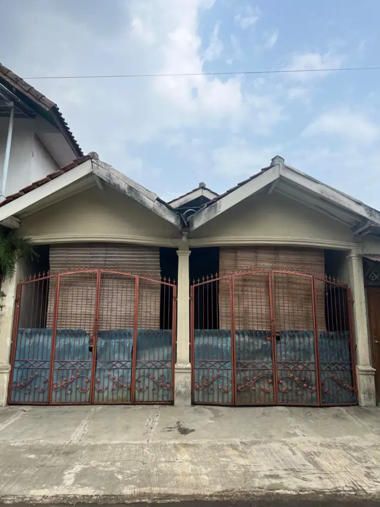 sewa rumah garasi muat 2 mobil