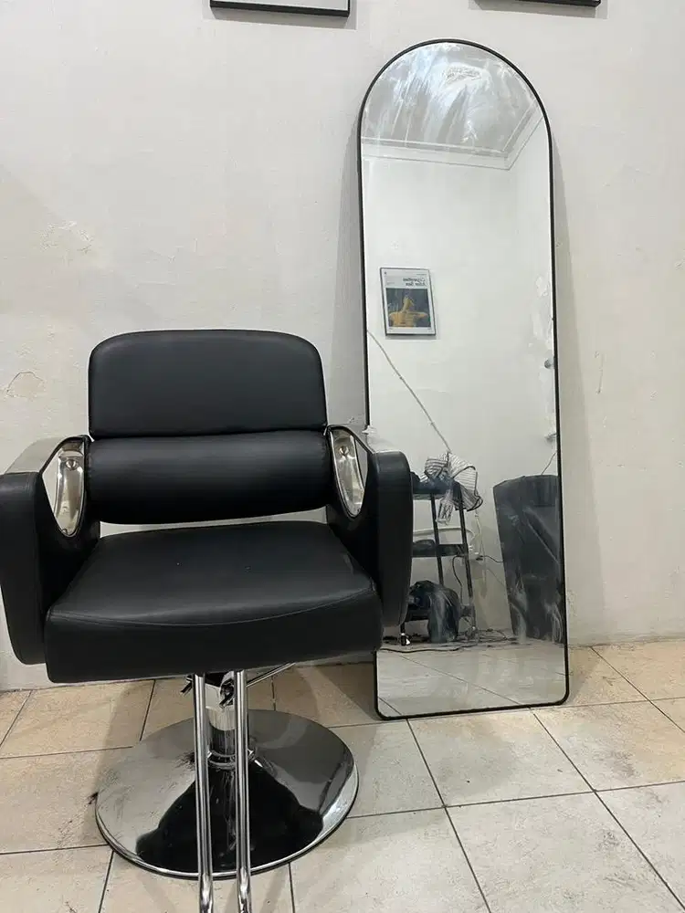 Satu set kursi barber dan kaca