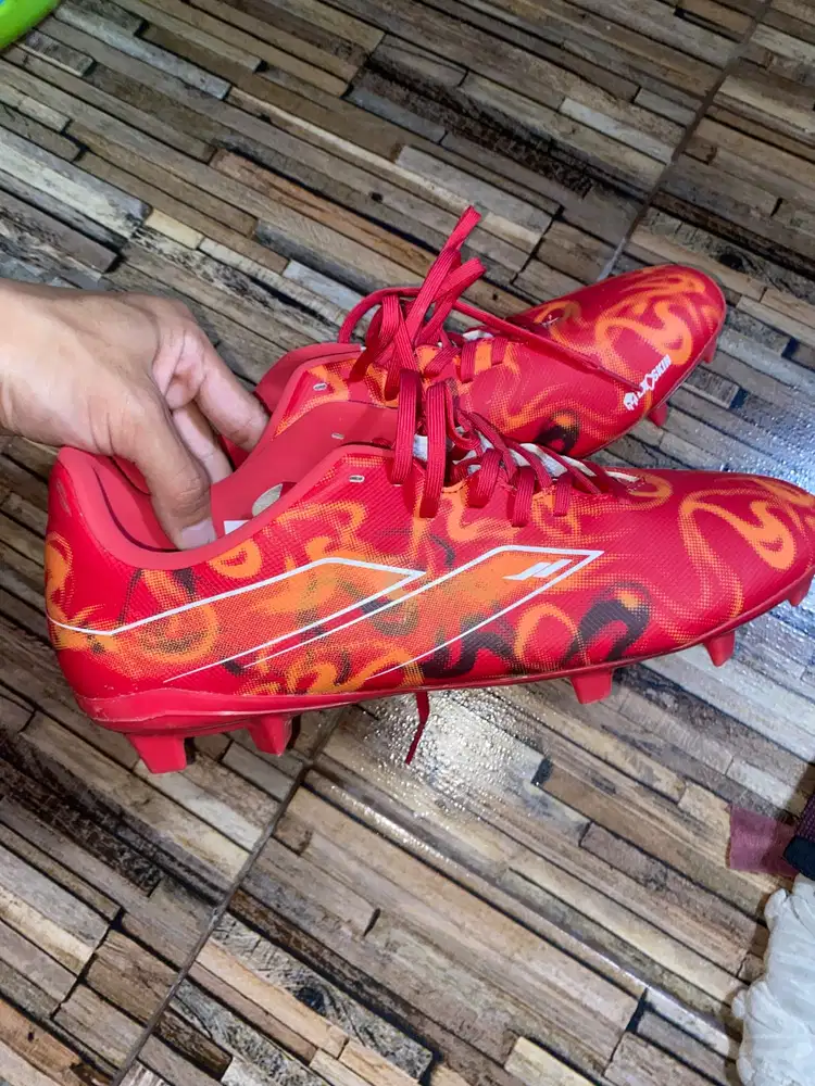 Sepatu bola mills