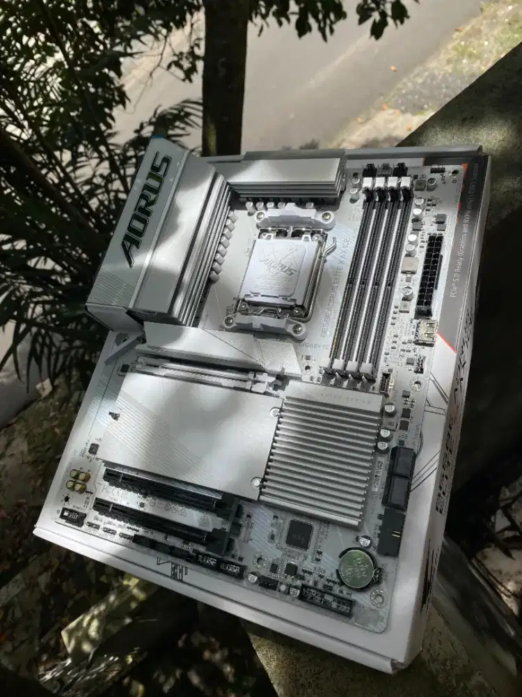 Gigabyte B650E Aorus Elite X AX ICE