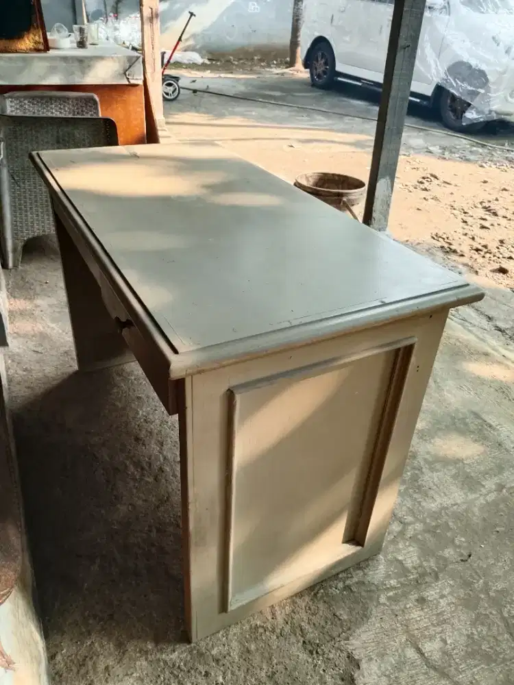 Meja kantor bekas