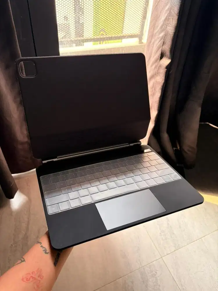 Keyboard iPad Pro 13 Inch Goojodoq Like New