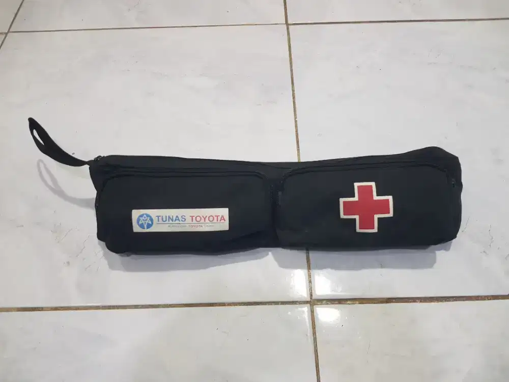 Kotak Segitiga Pengaman dan P3K