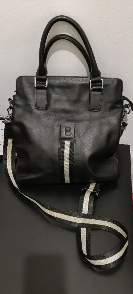 Bally totebag hitam, bendera hitam putih