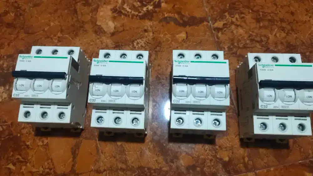Jual mcb 3 pase schanaider
