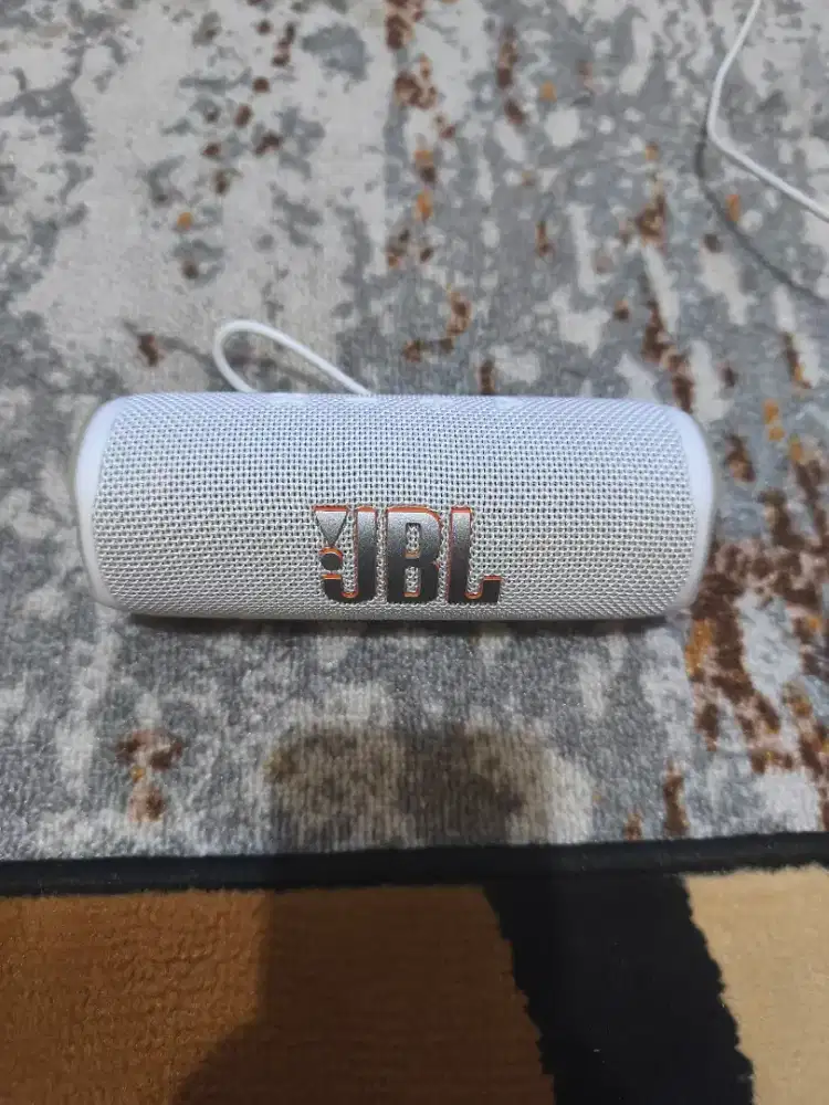 Jbl flip 6 baru 2 minggu pake garansi masih 1 tahun resmi