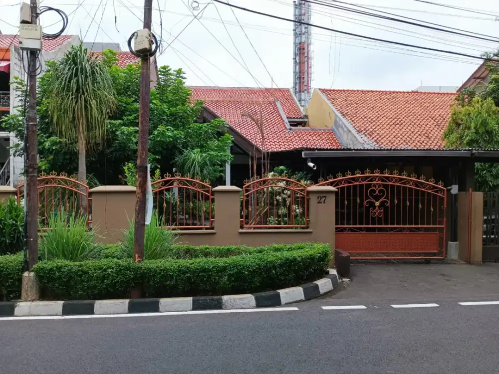 Rumah Asri Dekat Masjid, Bebas Banjir di Komplek Benhil, Jakarta Pusat