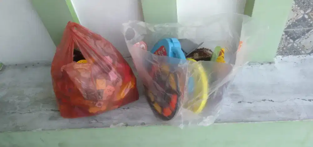 Di jual 2 kantong plastik mainan anak campur2 tingal pakai,mainkan