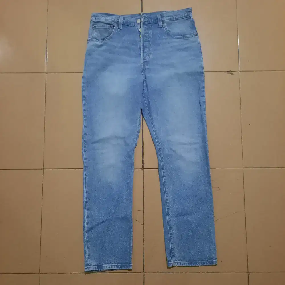 Celana merk Levi's