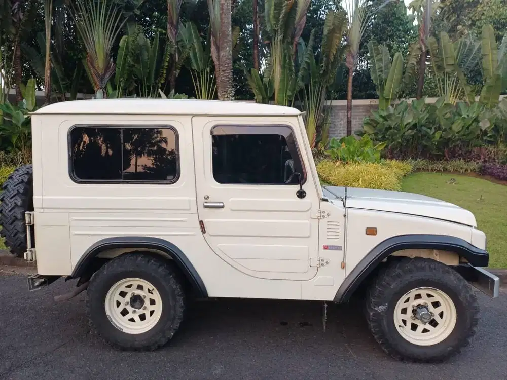Daihatsu taft f50 warna putih solar 4x4