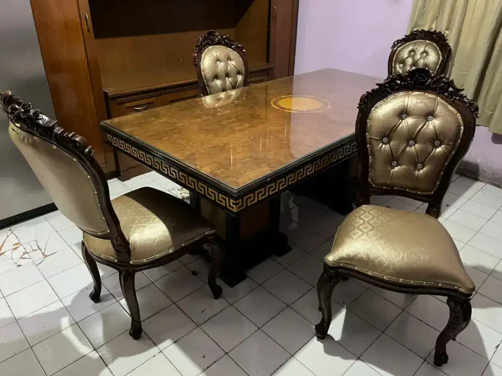 Meja makan jati
