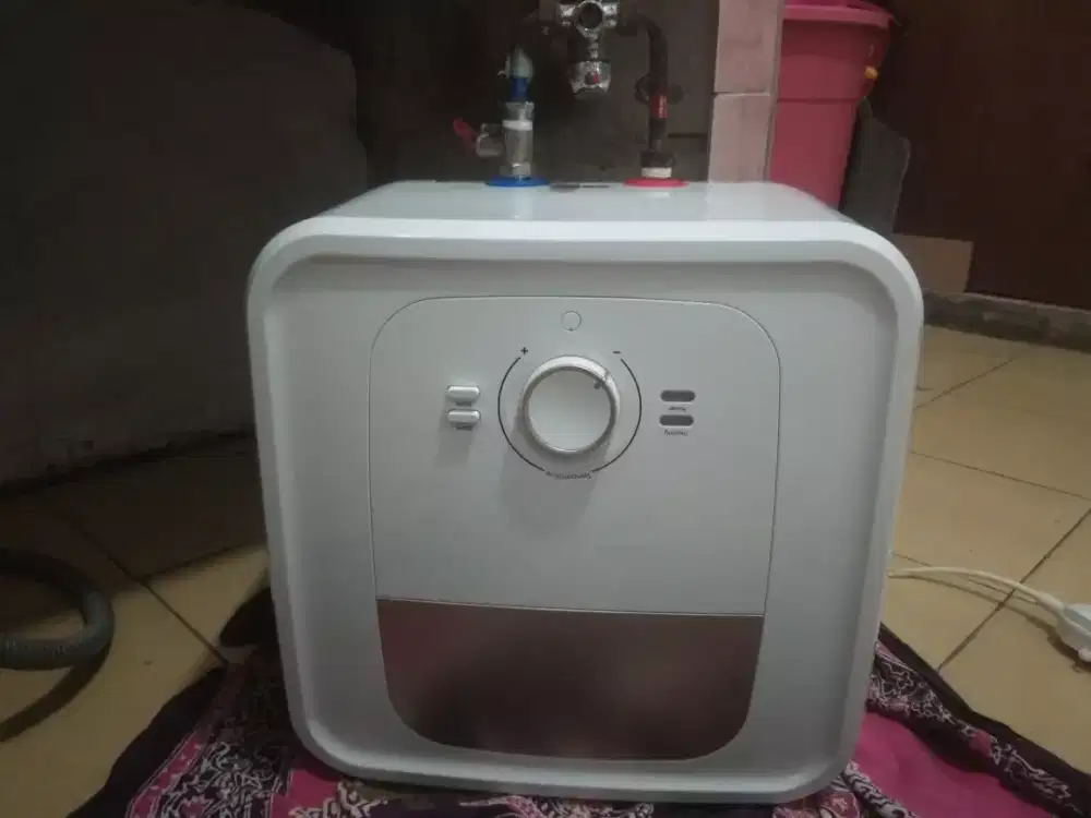 Mesin pemanas air merek electrolux