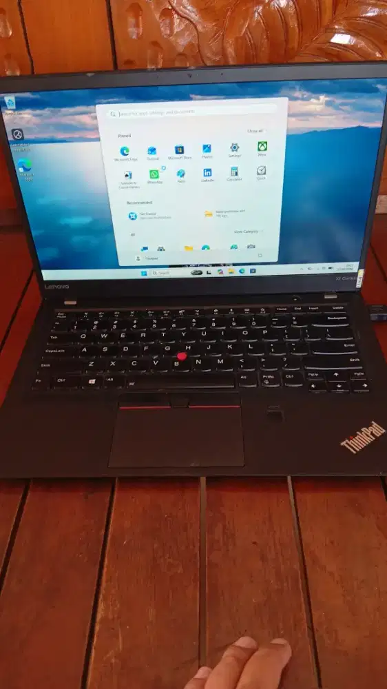 Thinkpad x1 carbon slim
core i7 gen 7 ram 16