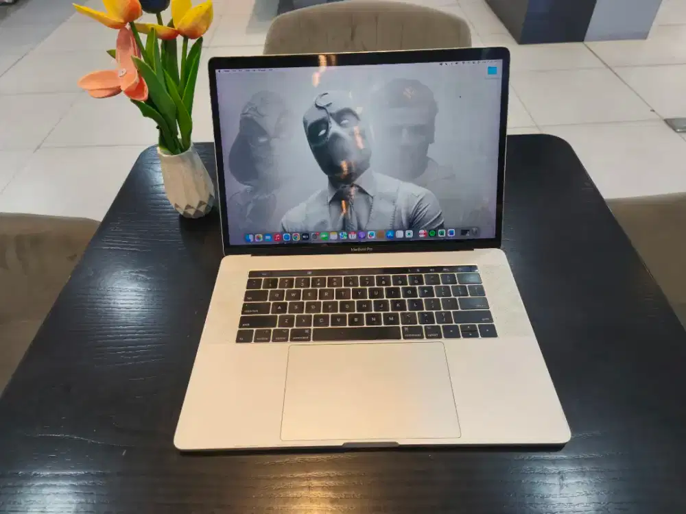 Macbook pro 15 inch Touchbar 2.9 i7 512GB