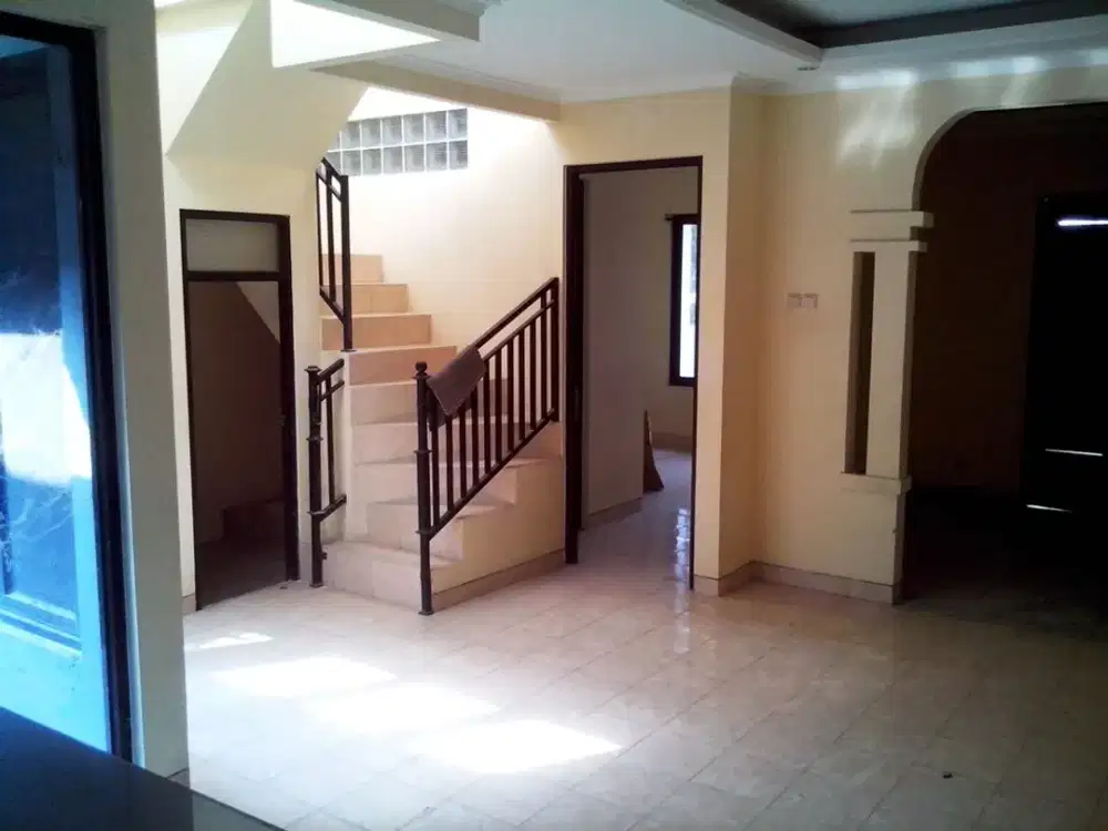Rumah 3 Kamar, 2 Lantai, Disewakan di Daerah Pejaten Barat, Kalibata