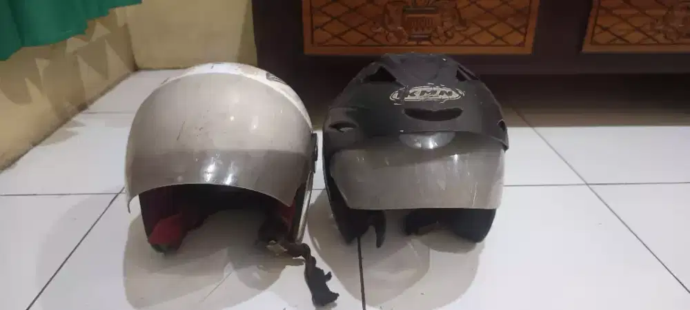 Helm KMN warna hitam, dan Helm warna Pink