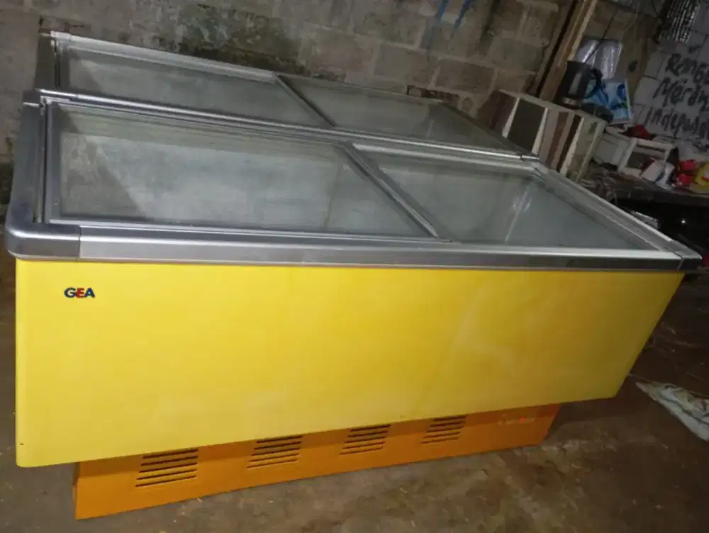 Jual prizer box sleding kaca GEA 600 liter kondisi normal siap pakai