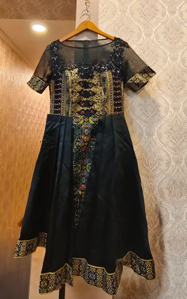 Dress Batik Elegan Hitam Kombinasi Brokat