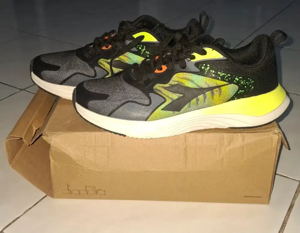 Preloved Sepatu Diadora Running