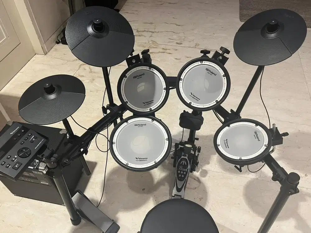 Roland V-Drums TD-07DMK  + Hartke HD25  + Pearl Pedal