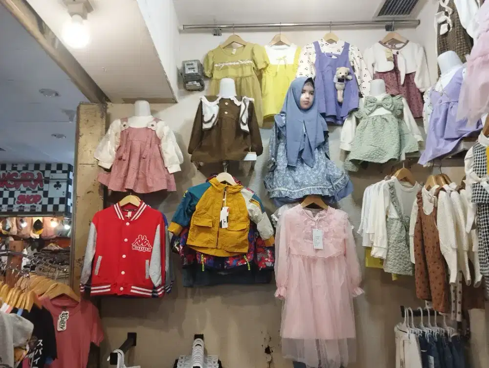 Dibutuh kariawati toko baju anak