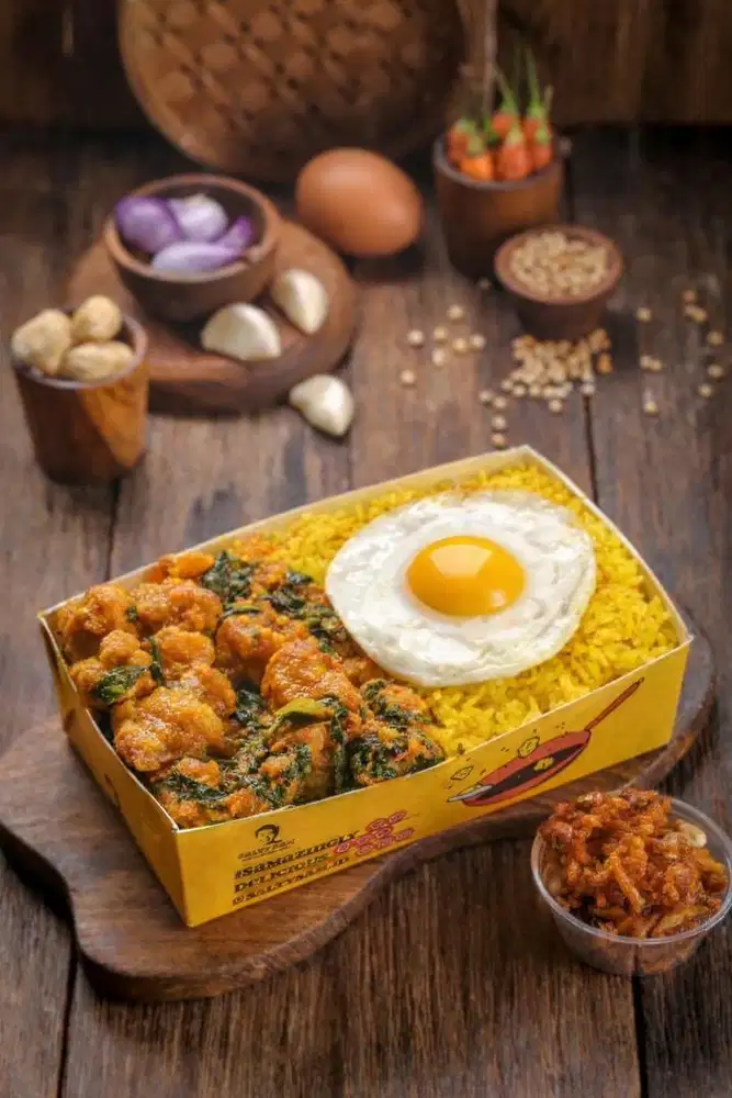 Kitchen staff ayam goreng