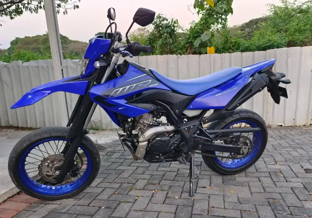 WR 155R  biru Barang simpanan