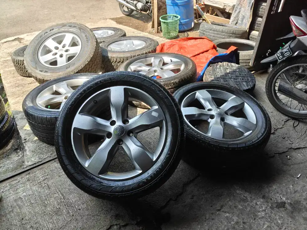 Jual vleg OEM Jeep Cherokee R20 kond ban msih 85% kumho 4pcs. Original