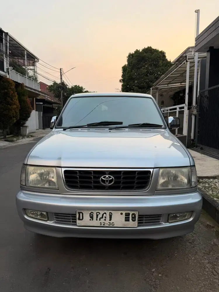 Toyota Kijang Innova 2004 Bensin