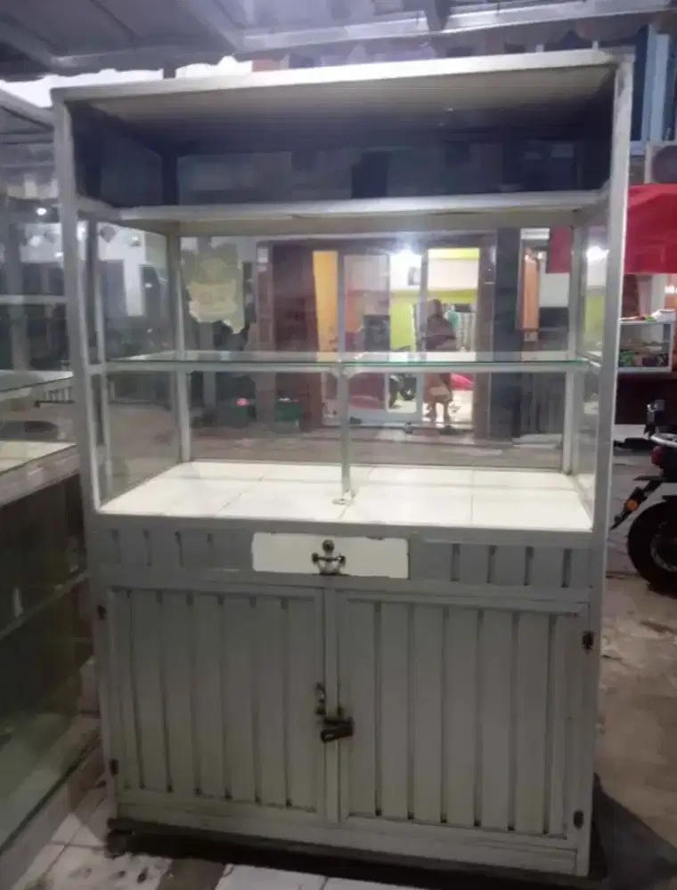 Etalase bekas gerobak