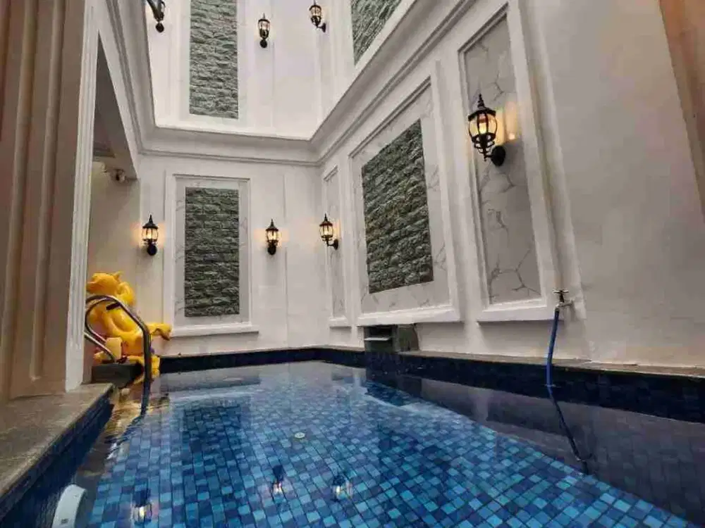 JUAL CEPAT RUMAH MEWAH GAYA EROPA KLASIK DENGAN KOLAM RENANG SEMI FURNISH