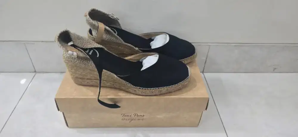Sepatu hitam wanita masih bagus