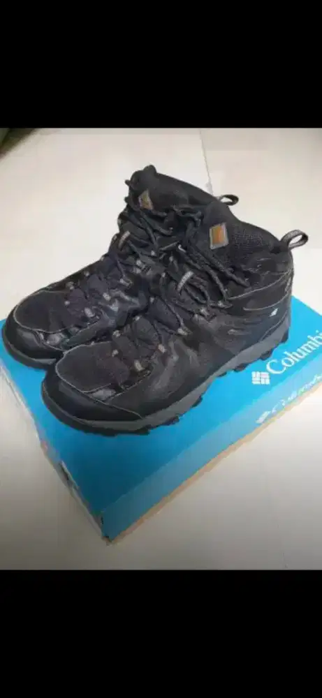 Sepatu merk Columbia size 42